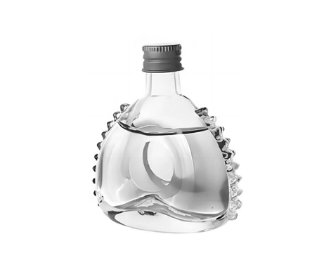 Çeşitli alkollü içkiler için vidalı kapaklı benzersiz ve zarif 50ml üçgen cam şişeler
